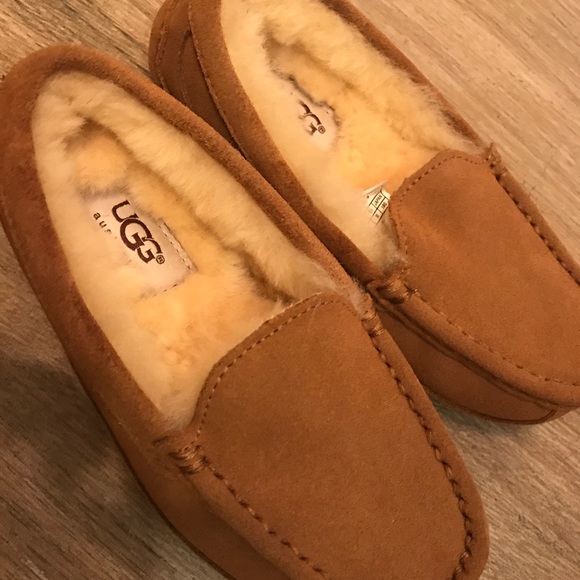 Like New UGG kids slippers, size 13 US - Picture 1 of 5